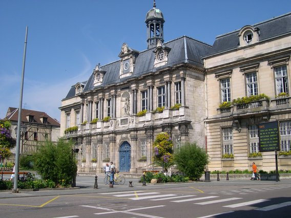  Hôtel de Ville sous le soleil du mois de juillet 2005.